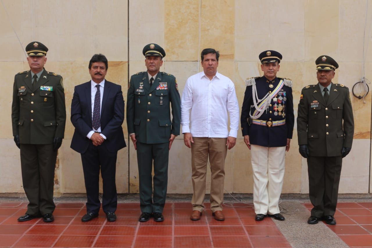 Coronel Juan Carlos Restrepo, comandante del Departamento de Policía del Huila; Carlos Julio González, gobernador del Huila; coronel Nelson Pérez, comandante Novena Brigada, Rodrigo Lara Sánchez, alcalde de Neiva; coronel Wbaldo Franco, jefe de Estado Mayor; coronel Livio Castillo, comandante Policía Metropolitana de Neiva.